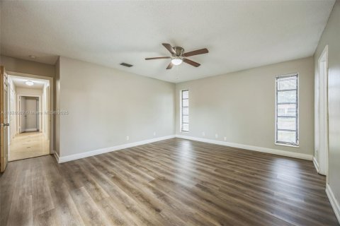 House in Coral Springs, Florida 3 bedrooms, 189.15 sq.m. № 1802475 - photo 18