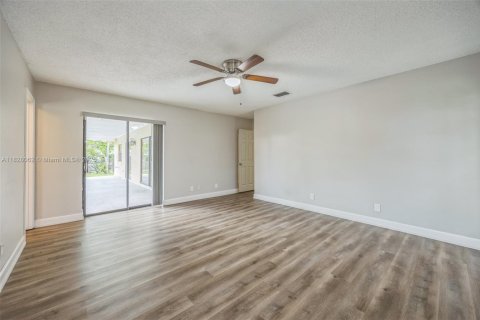 House in Coral Springs, Florida 3 bedrooms, 189.15 sq.m. № 1802475 - photo 17