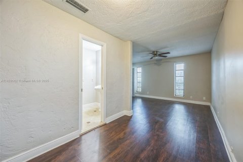 House in Coral Springs, Florida 3 bedrooms, 189.15 sq.m. № 1802475 - photo 6
