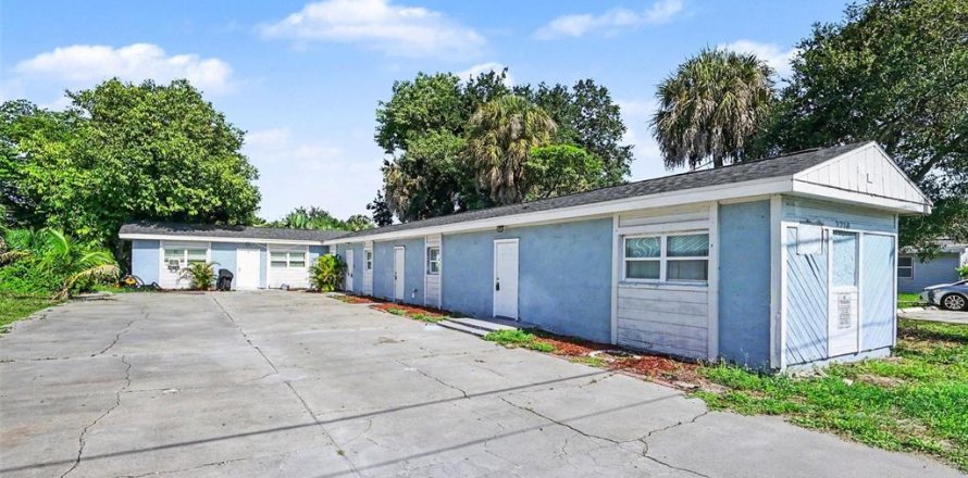 Commercial property in Fort Myers, Florida 5 bedrooms, 135.27 sq.m. № 2222272