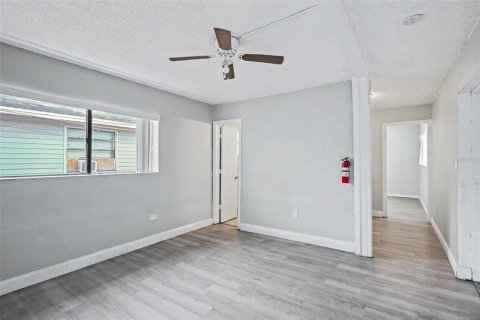 Commercial property in Fort Myers, Florida 5 bedrooms, 135.27 sq.m. № 2222272 - photo 19