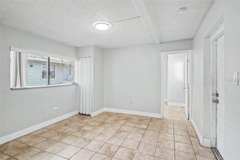Commercial property in Fort Myers, Florida 5 bedrooms, 135.27 sq.m. № 2222272 - photo 2