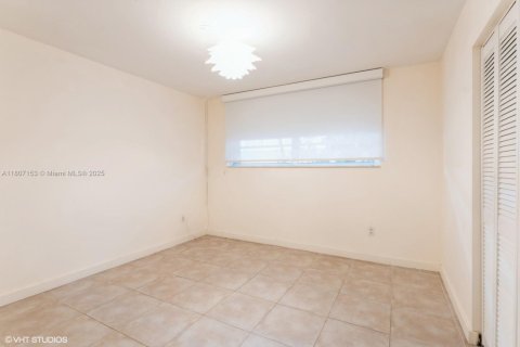 Condo in Miami, Florida, 2 bedrooms  № 1864711 - photo 14