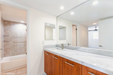 Condo in Miami, Florida, 2 bedrooms  № 1864711 - photo 21