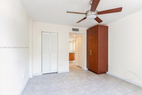 Condo in Miami, Florida, 2 bedrooms  № 1864711 - photo 17