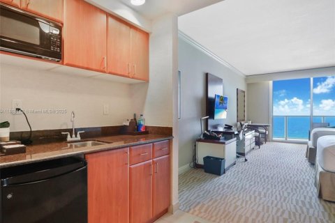 Condominio en venta en Sunny Isles Beach, Florida, 51.19 m2 № 2042648 - foto 3