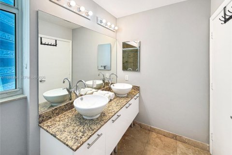 Copropriété à louer à Miami, Floride: 2 chambres, 119.75 m2 № 2047963 - photo 13