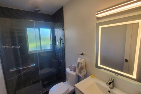 House in Surfside, Florida 3 bedrooms, 165.37 sq.m. № 1804304 - photo 10