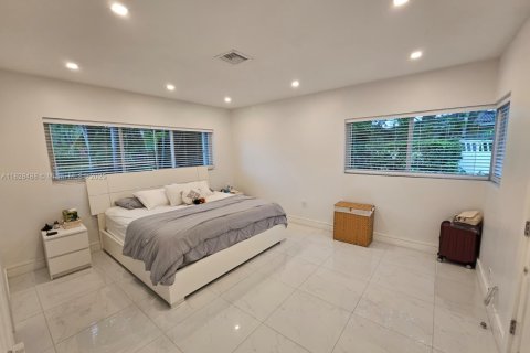 House in Surfside, Florida 3 bedrooms, 165.37 sq.m. № 1804304 - photo 20