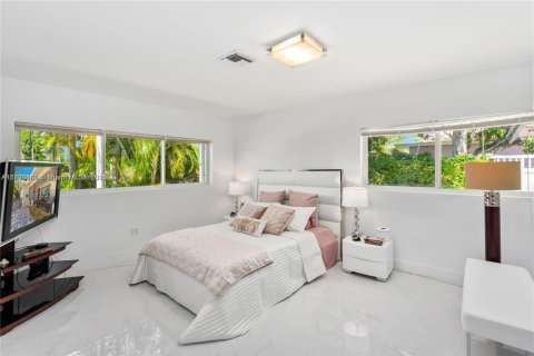 House in Surfside, Florida 3 bedrooms, 165.37 sq.m. № 1804304 - photo 11