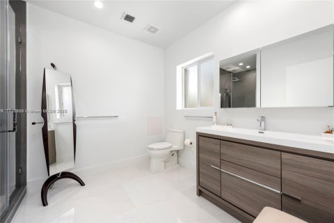 House in Surfside, Florida 3 bedrooms, 165.37 sq.m. № 1804304 - photo 21