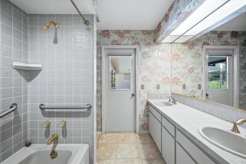 House in Sarasota, Florida 3 bedrooms, 226.03 sq.m. № 2396419 - photo 29