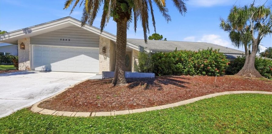 House in Sarasota, Florida 3 bedrooms, 226.03 sq.m. № 2396419