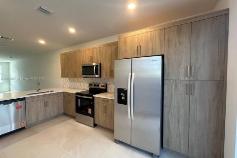 Снять в аренду таунхаус в Пемброк-Пайнс, Флорида 4 спальни, 178.84м2, № 1954096 - фото 5