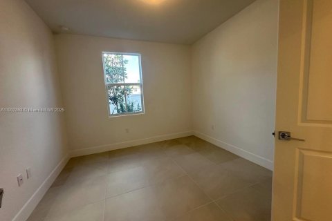 Снять в аренду таунхаус в Пемброк-Пайнс, Флорида 4 спальни, 178.84м2, № 1954096 - фото 8