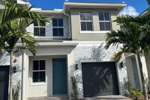Снять в аренду таунхаус в Пемброк-Пайнс, Флорида 4 спальни, 178.84м2, № 1954096 - фото 1