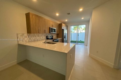 Снять в аренду таунхаус в Пемброк-Пайнс, Флорида 4 спальни, 178.84м2, № 1954096 - фото 6