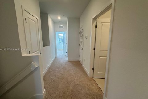 Снять в аренду таунхаус в Пемброк-Пайнс, Флорида 4 спальни, 178.84м2, № 1954096 - фото 10