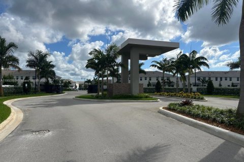 Снять в аренду таунхаус в Пемброк-Пайнс, Флорида 4 спальни, 178.84м2, № 1954096 - фото 4