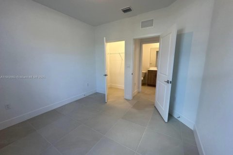 Снять в аренду таунхаус в Пемброк-Пайнс, Флорида 4 спальни, 178.84м2, № 1954096 - фото 9