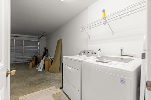 House in Ocala, Florida 2 bedrooms, 129.97 sq.m. № 2118383 - photo 12