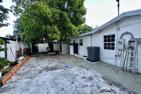 House in Miami, Florida 6 bedrooms, 172.43 sq.m. № 1889668 - photo 3