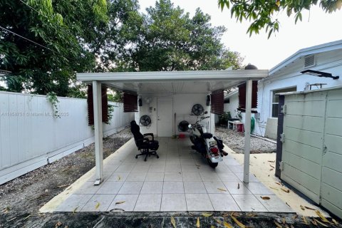 House in Miami, Florida 6 bedrooms, 172.43 sq.m. № 1889668 - photo 14