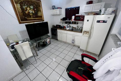 House in Miami, Florida 6 bedrooms, 172.43 sq.m. № 1889668 - photo 10