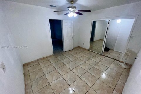 House in Miami, Florida 6 bedrooms, 172.43 sq.m. № 1889668 - photo 8