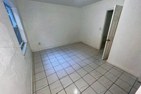 House in Miami, Florida 6 bedrooms, 172.43 sq.m. № 1889668 - photo 11