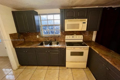 House in Miami, Florida 6 bedrooms, 172.43 sq.m. № 1889668 - photo 4