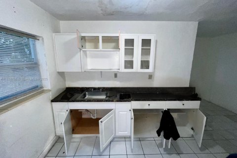 House in Miami, Florida 6 bedrooms, 172.43 sq.m. № 1889668 - photo 16