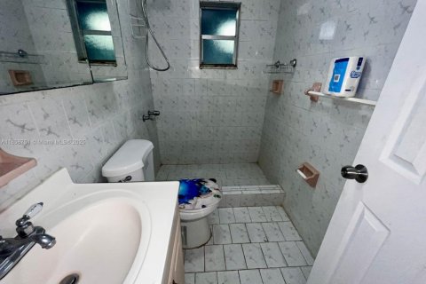 House in Miami, Florida 6 bedrooms, 172.43 sq.m. № 1889668 - photo 18