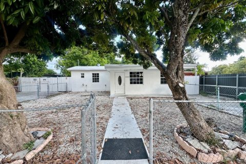House in Miami, Florida 6 bedrooms, 172.43 sq.m. № 1889668 - photo 1