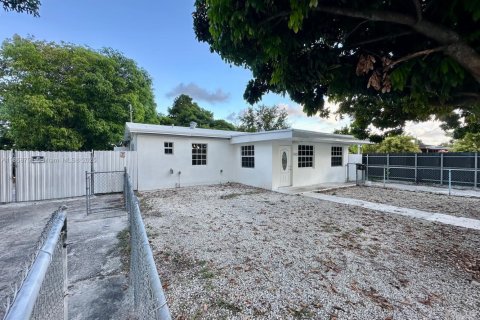House in Miami, Florida 6 bedrooms, 172.43 sq.m. № 1889668 - photo 25