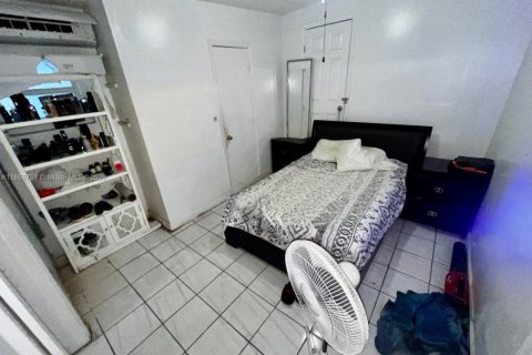 House in Miami, Florida 6 bedrooms, 172.43 sq.m. № 1889668 - photo 17