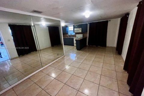 House in Miami, Florida 6 bedrooms, 172.43 sq.m. № 1889668 - photo 5