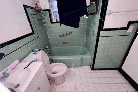 House in Miami, Florida 6 bedrooms, 172.43 sq.m. № 1889668 - photo 13