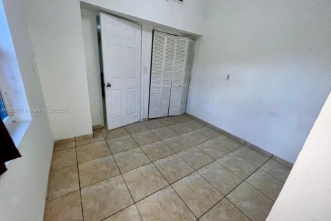 House in Miami, Florida 6 bedrooms, 172.43 sq.m. № 1889668 - photo 12