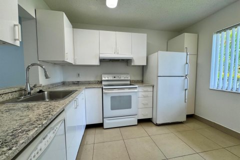 Condo in Lauderhill, Florida, 2 bedrooms  № 2265581 - photo 3