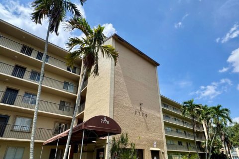 Condo in Lauderhill, Florida, 2 bedrooms  № 2265581 - photo 6