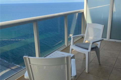 Condominio en venta en Hallandale Beach, Florida, 1 dormitorio, 78.41 m2 № 1882107 - foto 2
