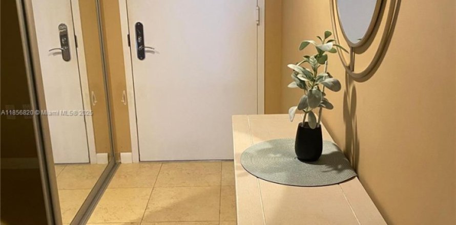 Condominio en Hallandale Beach, Florida, 1 dormitorio  № 1882107