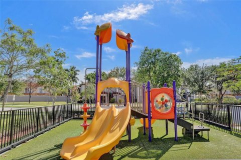 Townhouse in Miramar, Florida 3 bedrooms, 141.03 sq.m. № 1872290 - photo 11