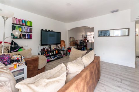 Propiedad comercial en venta en Miami, Florida, 127.74 m2 № 1943630 - foto 3