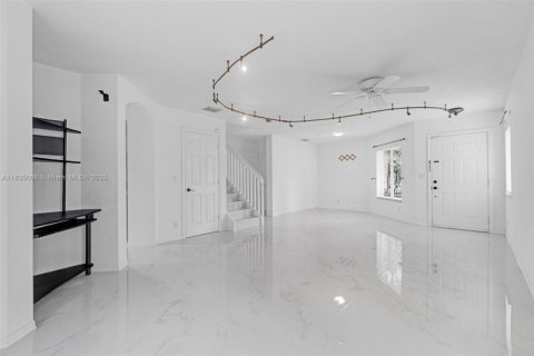 Townhouse in Lake Worth, Florida 4 bedrooms, 151.24 sq.m. № 1838635 - photo 8