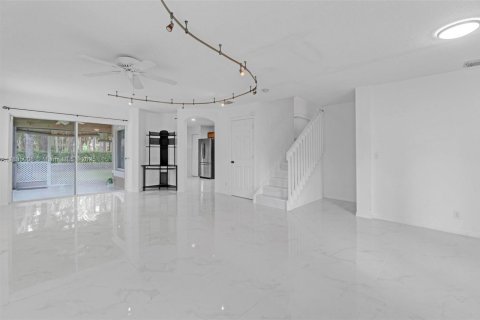 Townhouse in Lake Worth, Florida 4 bedrooms, 151.24 sq.m. № 1838635 - photo 10
