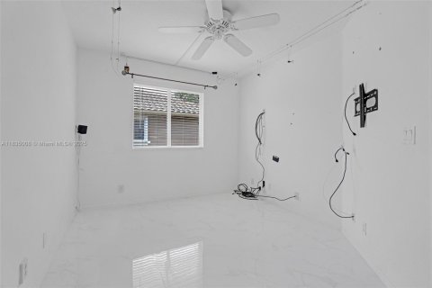 Townhouse in Lake Worth, Florida 4 bedrooms, 151.24 sq.m. № 1838635 - photo 24