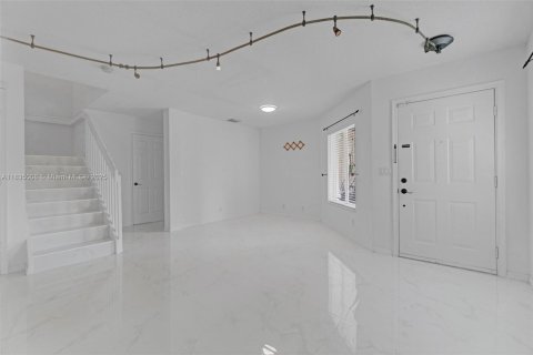 Townhouse in Lake Worth, Florida 4 bedrooms, 151.24 sq.m. № 1838635 - photo 9