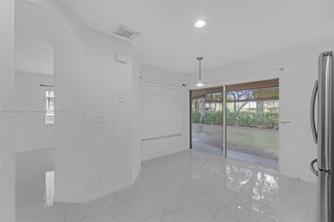 Townhouse in Lake Worth, Florida 4 bedrooms, 151.24 sq.m. № 1838635 - photo 14